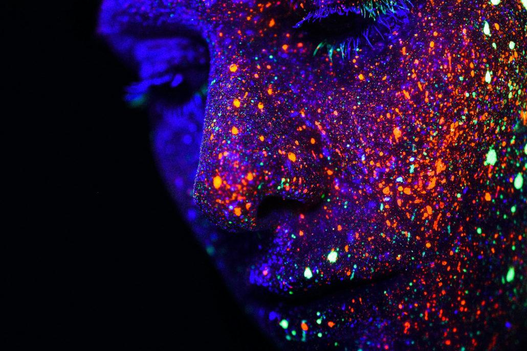 Abstraktes digitales Gesicht als NFT-Kunstwerk mit leuchtenden Farben und futuristischem Design. / Abstract digital face as NFT artwork with vibrant colors and futuristic design.